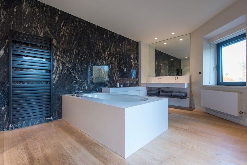 Douche et lavabo et baignoire Silestone Blanco zeus Mur black fusion