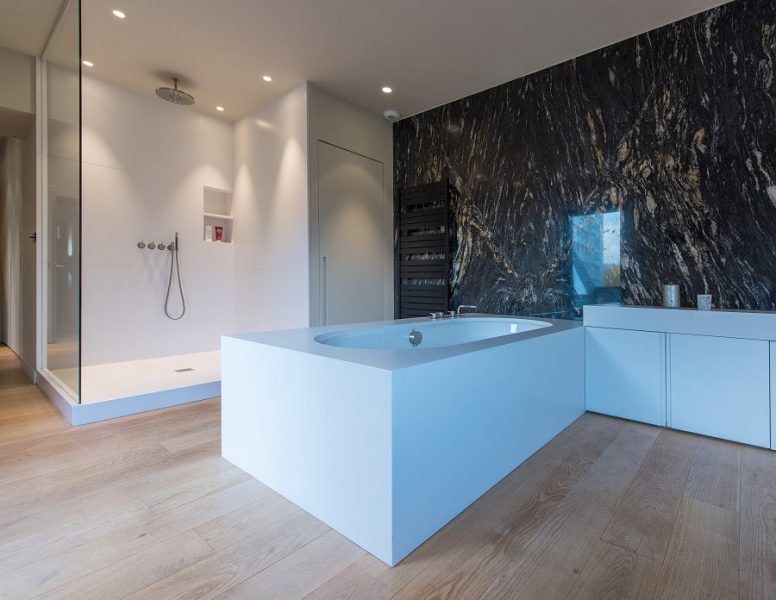 Douche et baignoire Silestone Blanco zeus Mur black fusion