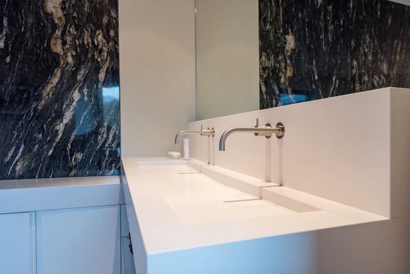 lavabo et baignoire Silestone Blanco zeus Mur black fusion